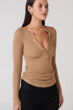 Bayse Brand Tops><noscript><img width=